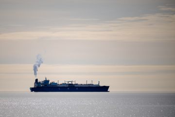 مؤسسة النفط الليبية: سيتم جر ناقلة الغاز الروسية المنكوبة إلى أحد الموانئ القريبة