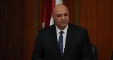 حريق هائل في قاعدة فكتوريا الأمريكية وسط بغداد بعد هجوم بالمسيرات حريق هائل في قاعدة فكتوريا الأمريكية وسط بغداد بعد هجوم بالمسيرات