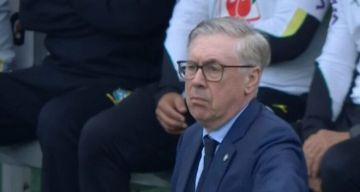 حارس مرمى يبتكر حيلة غير تقليدية لإيقاف هجمة مرتدة للفريق المنافس حارس مرمى يبتكر حيلة غير تقليدية لإيقاف هجمة مرتدة للفريق المنافس