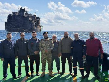 مشاهد توثق تثبيت السلطات الليبية للناقلة الروسية المتضررة تمهيدا لسحبها إلى موقع آمن (فيديو)