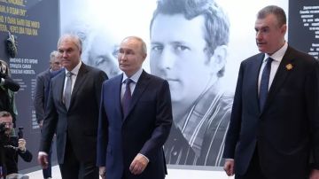 بوتين يعاين عباءة القذافي