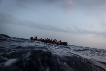 صيادون ليبيون يعثرون على 15 مهاجرا بعد انقلاب قاربهم قبالة سواحل الخمس (فيديو) صيادون ليبيون يعثرون على 15 مهاجرا بعد انقلاب قاربهم قبالة سواحل الخمس (فيديو)