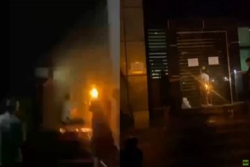 احتجاجات طرابلس تتصاعد.. المحتجون يغلقون مقري المجلسين الرئاسي والنواب (فيديو) احتجاجات طرابلس تتصاعد.. المحتجون يغلقون مقري المجلسين الرئاسي والنواب (فيديو)