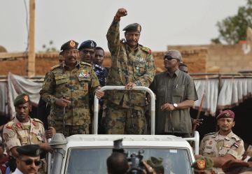 السودان.. الجيش ينفذ ضربات جوية على قوافل للدعم السريع قرب الحدود مع ليبيا وتشاد (فيديو) السودان.. الجيش ينفذ ضربات جوية على قوافل للدعم السريع قرب الحدود مع ليبيا وتشاد (فيديو)