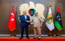 وزير الخارجية التركي يلتقي خليفة حفتر في بنغازي