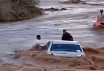 ليلة عصيبة في ليبيا.. سيول جارفة تجتاح الطرق وتحاصر السكان ليلة عصيبة في ليبيا.. سيول جارفة تجتاح الطرق وتحاصر السكان