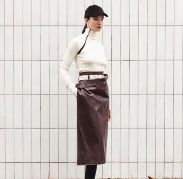 تنانير الجلد لمسة أنثوية جريئة في إطلالات خريف وشتاء 2025-2026