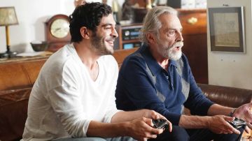 ملخص الحلقة الأولى من مسلسل المحتالون .. 3 محامين يحتالون بطرق مبتكرة