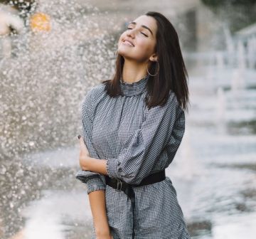 فوائد المشي تحت المطر.. متعة بسيطة لصحة أفضل!