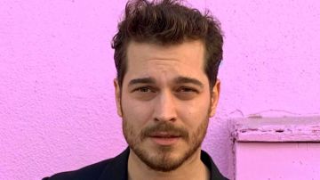 شاتاي أولسوي يدعم حبيبته أصلهان مالبورا في مسرحية طبيعة الأشياء 