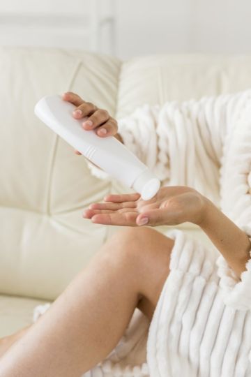 طرق طبيعية لتفتيح الركبتين والتخلص من التصبغات