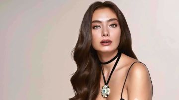 نسليهان أتاغول تكشف تفاصيل عودتها إلى الشاشة بعد الأمومة نسليهان أتاغول تكشف تفاصيل عودتها إلى الشاشة بعد الأمومة