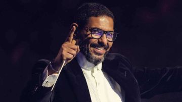 هاني فرحات يقبل يد محمد عبده مجددا.. والأخير: نكيد العوازل (فيديو) هاني فرحات يقبل يد محمد عبده مجددا.. والأخير: نكيد العوازل (فيديو)