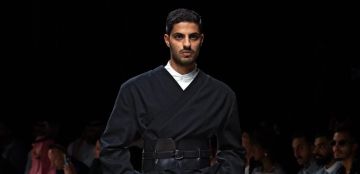 إنجاز سعودي على منصات باريس: علامة كمل لأحمد زاهر تحصد جائزة الموضة من معهد العالم العربي