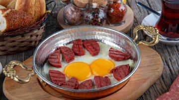 سجق بالبيض على الطريقة التركية.. فطور سريع التحضير