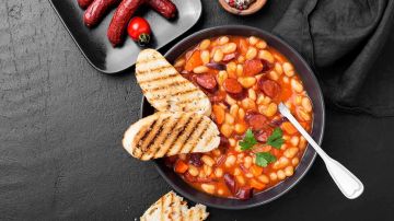 حساء الفاصوليا مع النقانق والخضروات.. وصفة سهلة ودافئة للخريف