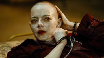 موعد عرض فيلم BUGONIA.. إيما ستون حليقة الرأس
