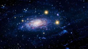 توثيق لحظة نادرة.. العفاريت الحمراء تلمع في السماء مع درب التبانة