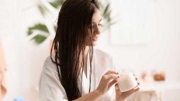 أفضل كريمات وسيرومات ليلية... لشعر صحي ولامع