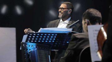 هاني فرحات يرد على انتقادات تقبيله يد محمد عبده هاني فرحات يرد على انتقادات تقبيله يد محمد عبده