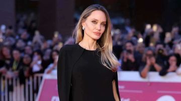 أنجلينا جولي تكشف عن وشومها في عرض فيلمها Couture.. ماذا تعني الرسومات؟ أنجلينا جولي تكشف عن وشومها في عرض فيلمها Couture.. ماذا تعني الرسومات؟