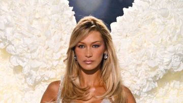 بيلا حديد تكشف عن وزن أجنحتها في عرض فيكتوريا سيكريت 2025