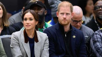 ميغان ماركل تبكي في ذكرى نجل صديقتها.. والأمير هاري يساندها ميغان ماركل تبكي في ذكرى نجل صديقتها.. والأمير هاري يساندها