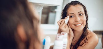 مناديل إزالة المكياج: فوائدها وأضرارها على البشرة!