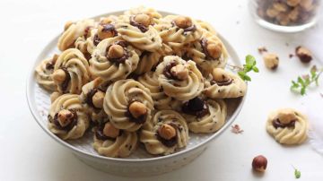 وصفة كوكيز الزبدة بالبندق والشوكولاتة