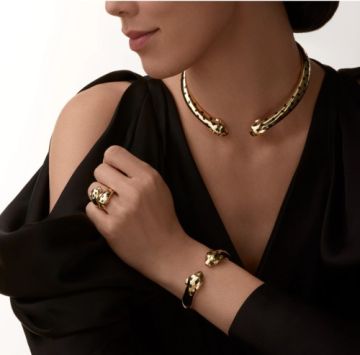 الأساور الصلبة تزين مجوهرات الدور العالمية بتصاميمها المتجددة