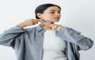 4 تمارين تدليك ذاتي سريعة لبشرة وشعر مليئين بالحيوية - xx