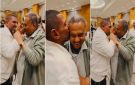 فنان العرب محمد عبده يقبل رأس المايسترو هاني فرحات: ونكيد العوازل بقي .. فيديو - xx