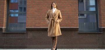 كيفية تنسيق وارتداء جاكيت أو معطف مع الفساتين في الأجواء الباردة