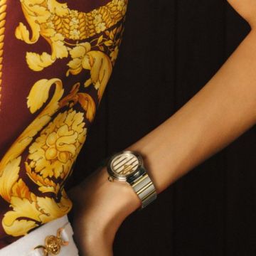 للمرأة الإستثنائية اليك أحدث مجموعات Versace للساعات
