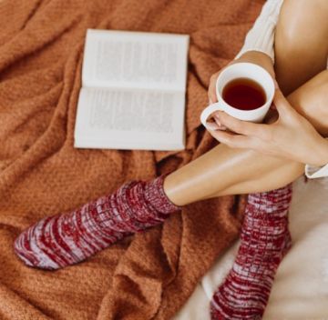 برودة اليدين والقدمين، علامة عابرة أم مؤشر صحي خطير؟