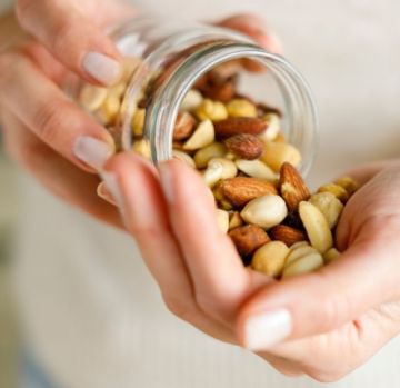 احذروا الإفراط في تناول المكسرات رغم فوائدها!