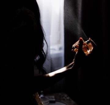 نصائح الخبراء لتعزيز جاذبية عطرك الشتوي وتثبيته