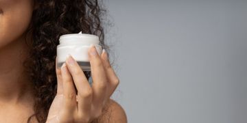 الوصفات الطبيعية هي واحدة من طرق متعددة لتشقير الحواجب