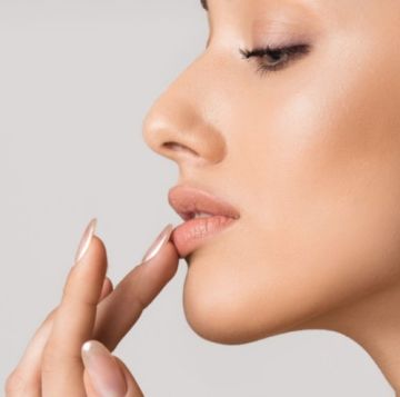 حلول للمرأة العاملة لتثبيت أحمر الشفاه طوال اليوم