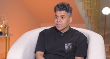 فيديو - حكاية عمر كمال مع جاره الكفيف غيرت حياته: راجل من أهل الجنة لو الحرب قامت هيروح يصلي