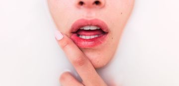 حبوب الهربس على الشفاه: الأعراض وطريقة العلاج