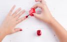 مناكير أحمر غامق: كيفية اختياره وطريق تطبيقه!
