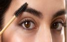 لتعزيز جمال عيونك.. إليك مسكرة تطويل الرموش بوصفة طبيعية!
