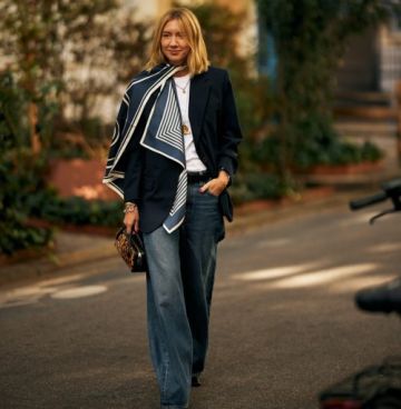 8 أفكار عصرية لتنسيق الجينز واسع الساق في الشتاء