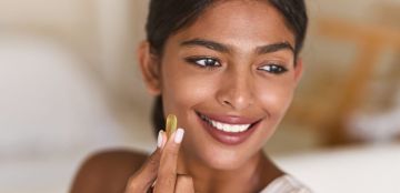 الطريقة الصحيحة لاستخدام امبولات النضارة قبل المكياج