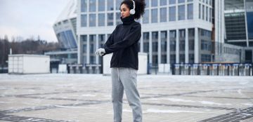 بلوفر نسائي شتوي: عنصر أساسي في عالم الموضة لعام 2026