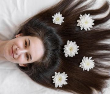 هكذا تحمين شعرك من التلف والتقصف