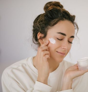 أفضل مكونات العناية بالبشرة لمواجهة جفاف الشتاء وحساسيته