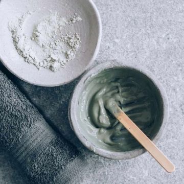 لهذه الأسباب، طبقي ماسك الطين على بشرتك الدهنية