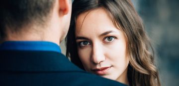 تفسير حلم الخطوبة للعزباء من شخص متزوج.. شر أم خير؟